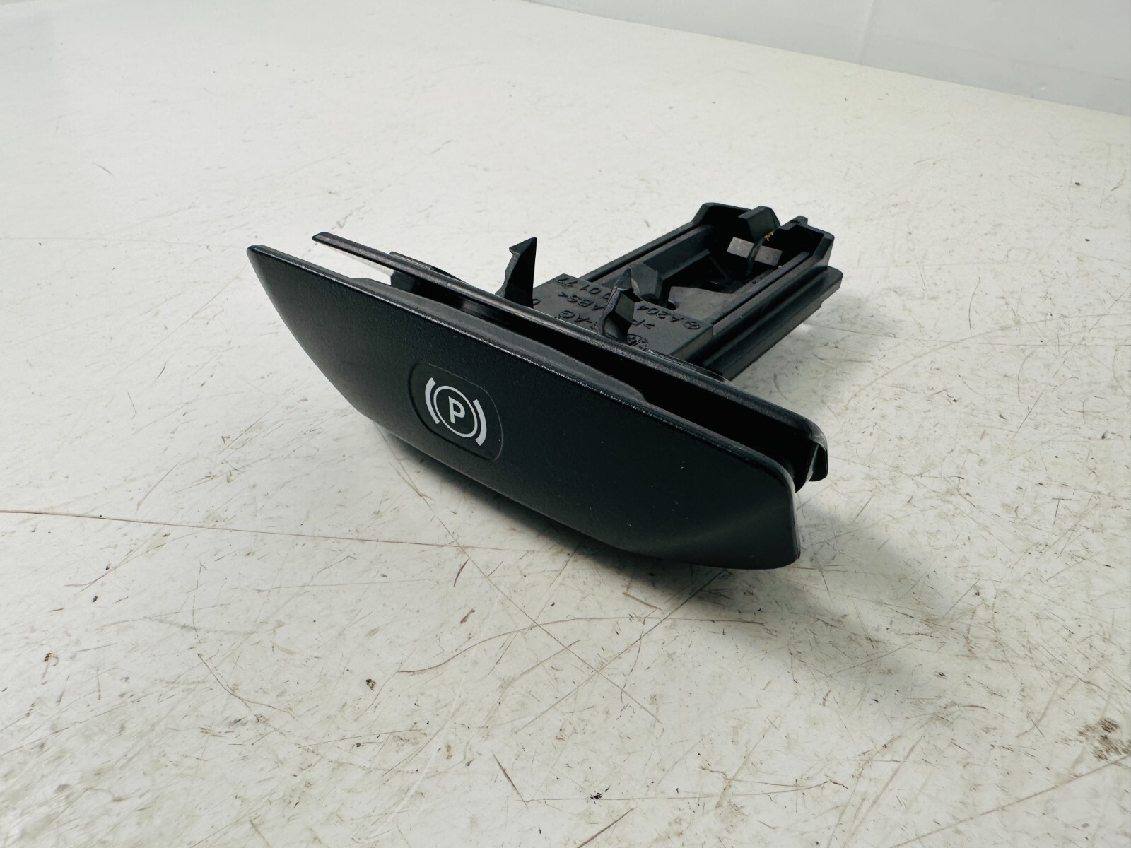 08 14 MERCEDES C300 W204 EMERGENCY PARKING PARK BRAKE RELEASE HANDLE