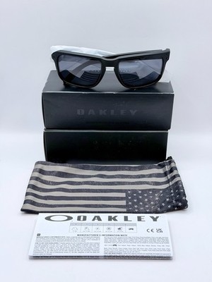 OAKLEY Holbrook 9102 USA Tonal Flag Polarized Chrome Lens Sunglass, Matte Black