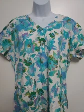 White Cross Womens Scrub Top XL  Front Pockets Stylish And Comfy