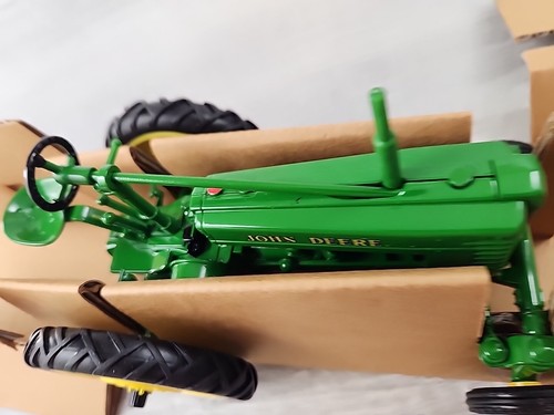 ERTL John Deere Model HNH Tractor 1999 Two-Cylinder Expo IX Wide Front End - Picture 5 of 13