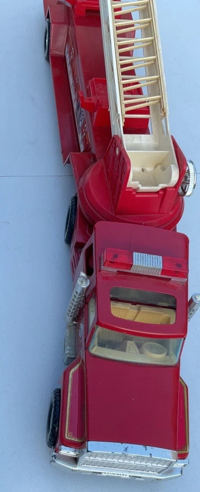 VINTAGE NYLINT FIRE TRUCK 32” LENGTH PREESED STEEL TOY - Image 2 of 4