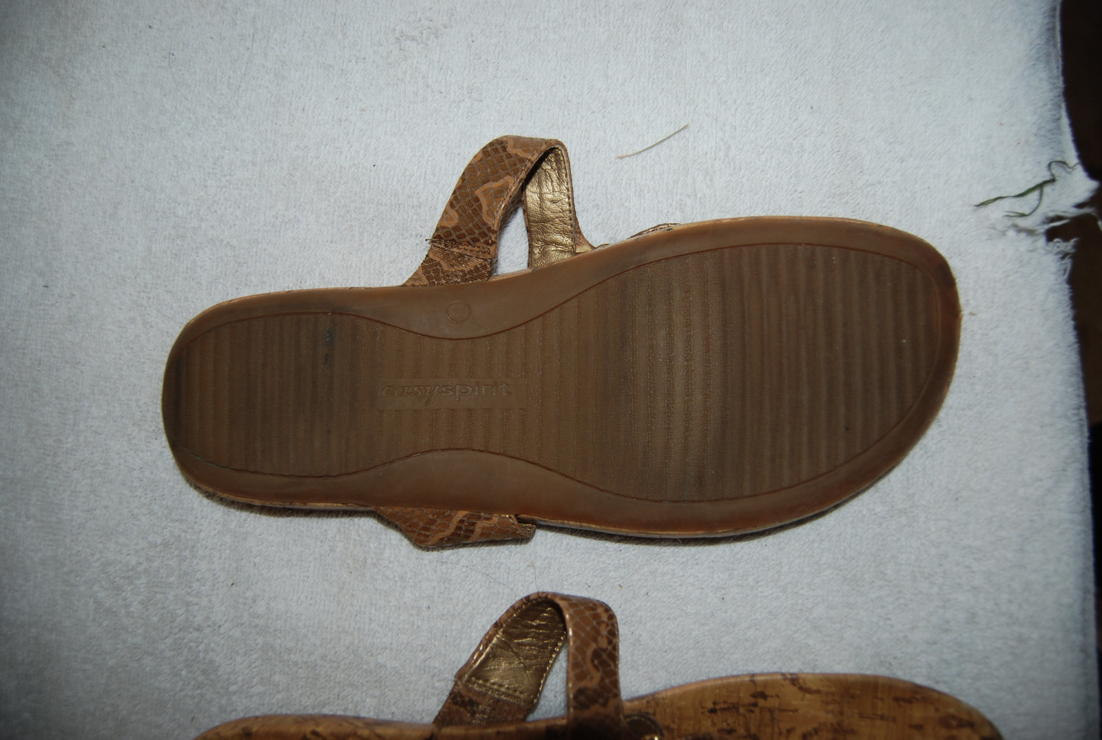 APL Sandali infradito EASY SPIRIT modello finta pelle di serpente marrone dorato con accento perline 9 5