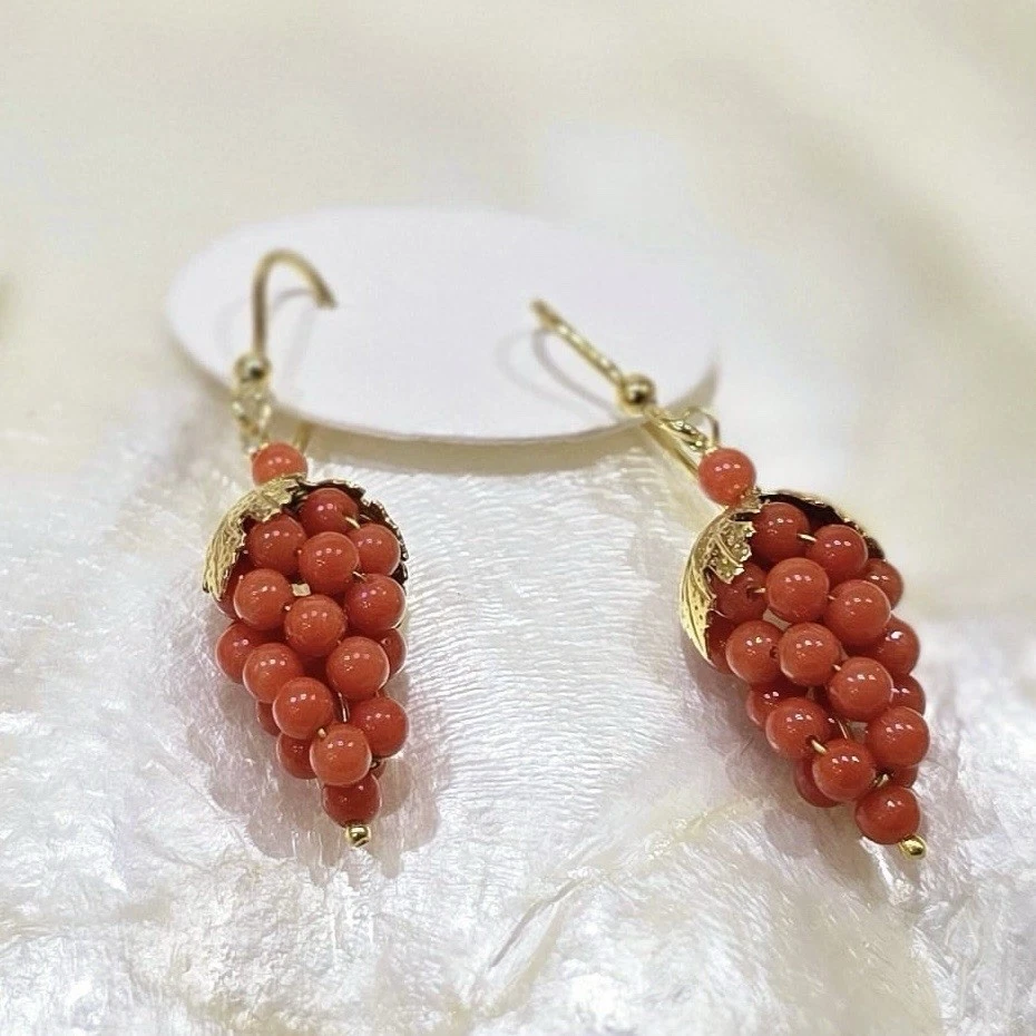 Orecchini Grappolo D’uva Con Pallini In Corallo E Montatura In Argento 925 - Immagine 2 di 4