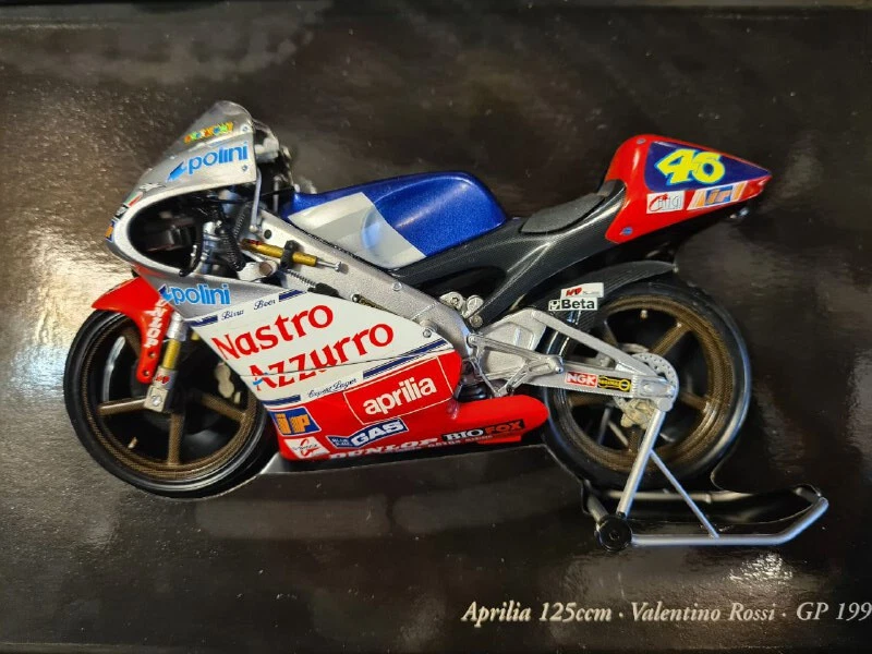 SET APRILIA 125 TEAM NASTRO AZZURRO V.ROSSI 1997 1/12 + FIGURINO RIDING 1997 - Immagine 4 di 4