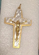 ANCIEN PENDENTIF CROIX CRUCIFIX JÉSUS LUCITE LAIITON MÉTAL DORÉ 7.8x4.7 cm MB G1