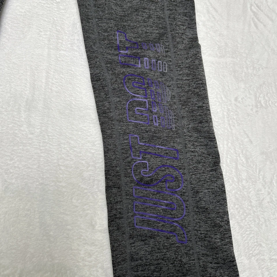 Pantalones deportivos Nike Therma-Fit gris forrados de lana para mujer talla pequeña logotipo Just Do It Foto 2 de 4