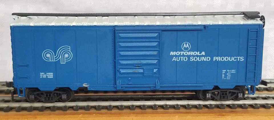 AHM HO Scale 40' Steel Boxcar "MOTOROLA AUTO SOUND PRODUCTS" - Image 3 of 4