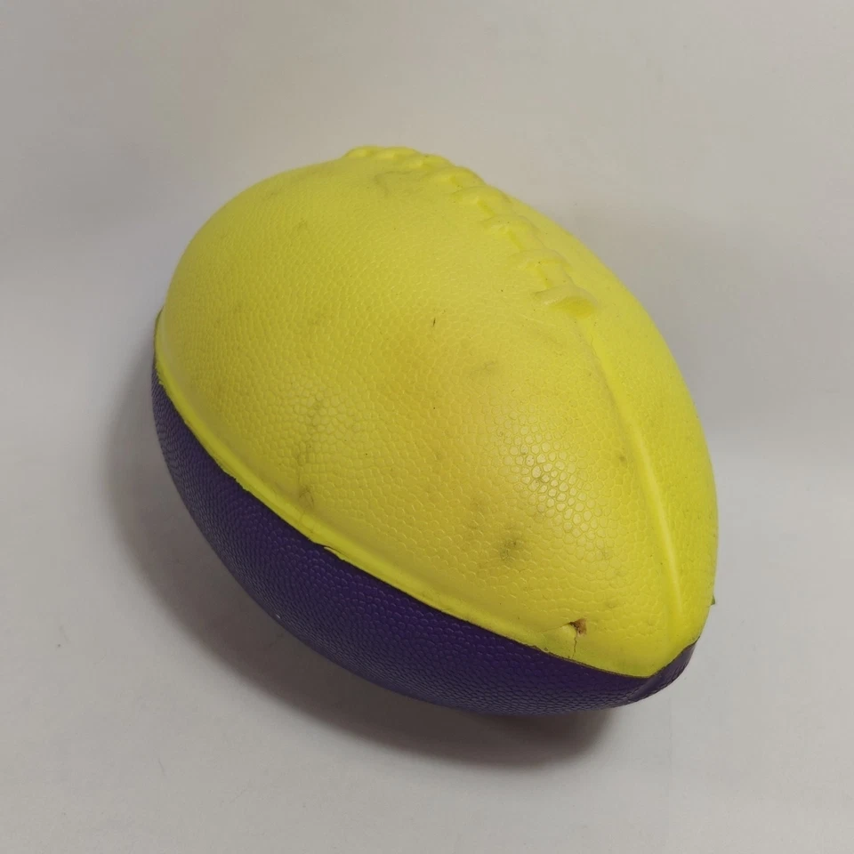 Винтажный 1990-е Poof #500 Пена Желтый и Фиолетовый Футбол 9-1/4" дюйма Все еще Мягкий - Изображение 4 из 4