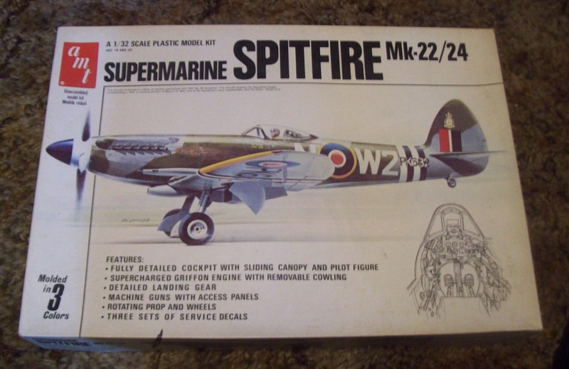 1/32 AMT WW2 BRITISH SUPERMARINE SPITFIRE FIGHTER AIRCRAFT