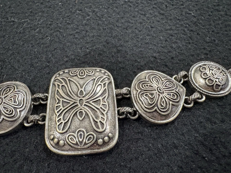 "Pulsera de 8"" en tono plateado con rectángulo de mariposa con cuentas redondas de flores" Foto 2 de 4