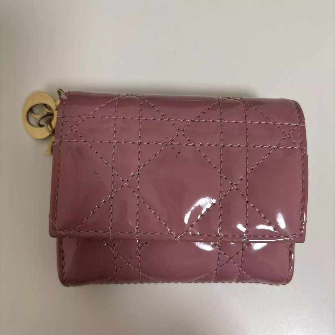 Portefeuille Christian Lady Dior Canage cuir verni triple pli rose   compartiment à pièces