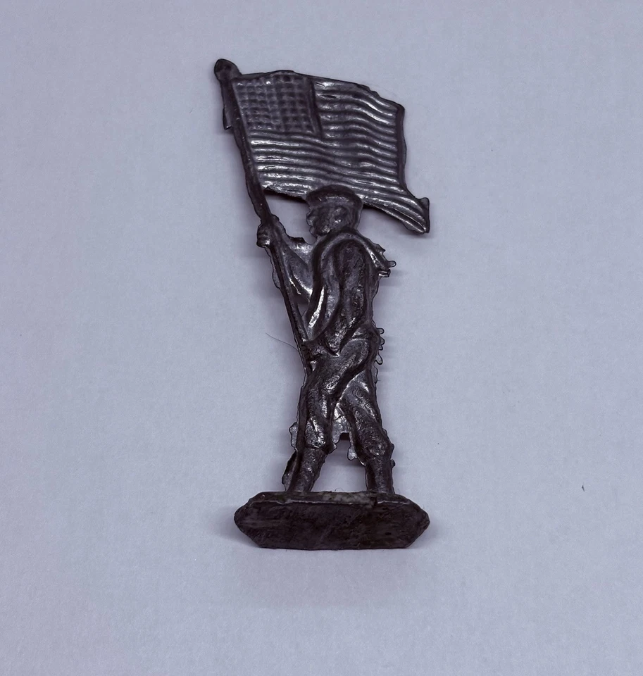 "Soldado de juguete de plomo sólido vintage de los años 50 con bandera estadounidense EE. UU. 3"" sin pintar X" Foto 2 de 4