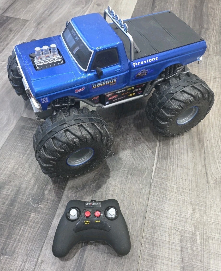 Bigfoot  4x4 Monster Truck RC 1:10 Scale With Shaking Engine