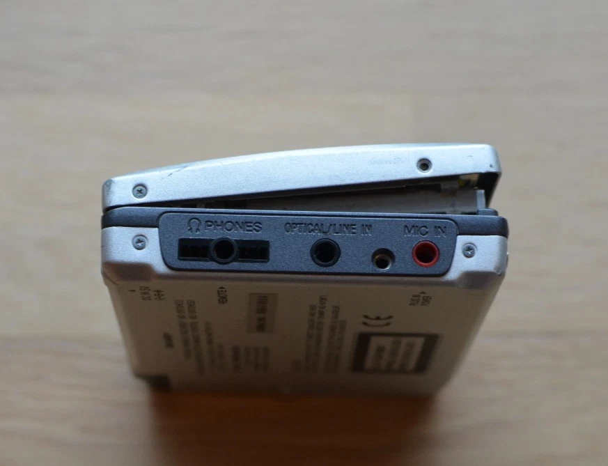 Sharp MD-SR70 MiniDisc portable recorder - Photo 2/4