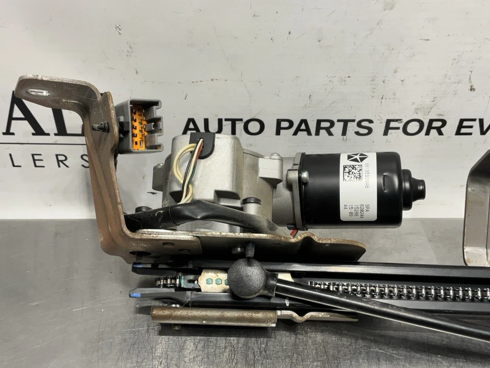 Motor elevador de puerta trasera Chrysler Town & Country 2014-2020 68195936AB fabricante original Foto 2 de 4