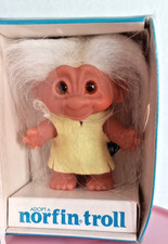 DE COLECCIÓN NORFIN TROLL CON CAJA - 1984 THE TINY ONES' GOODBYE PARTY / LIBRO - 3" DE ALTO