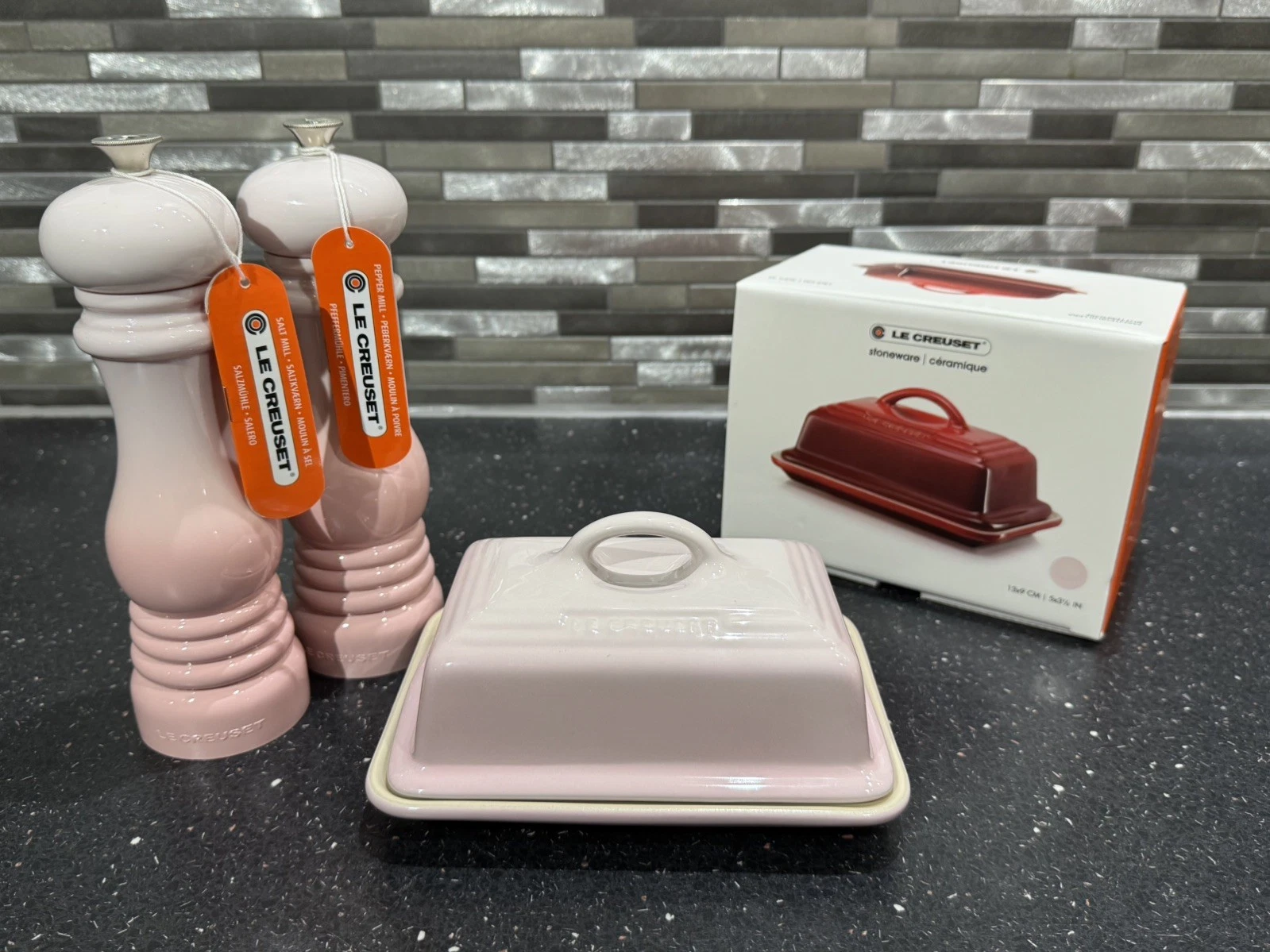 Le Creuset New Ceramic Shell Pink Butter Dish & Salt & Pepper Mill Set RRP £131