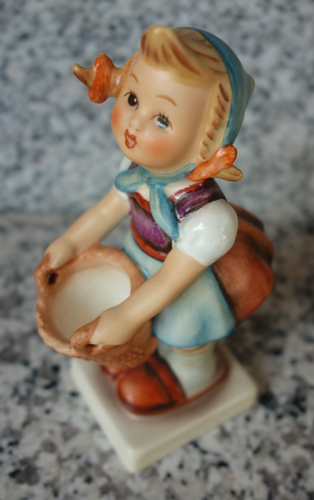original Goebel Hummel Figur Hum 73 "Fleißiges Lieschen * Little Helper" FM 6