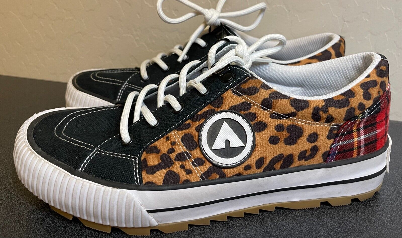 AIRWALK Low Skateboard Shoes Leopard Plaid Size 8… - image 1