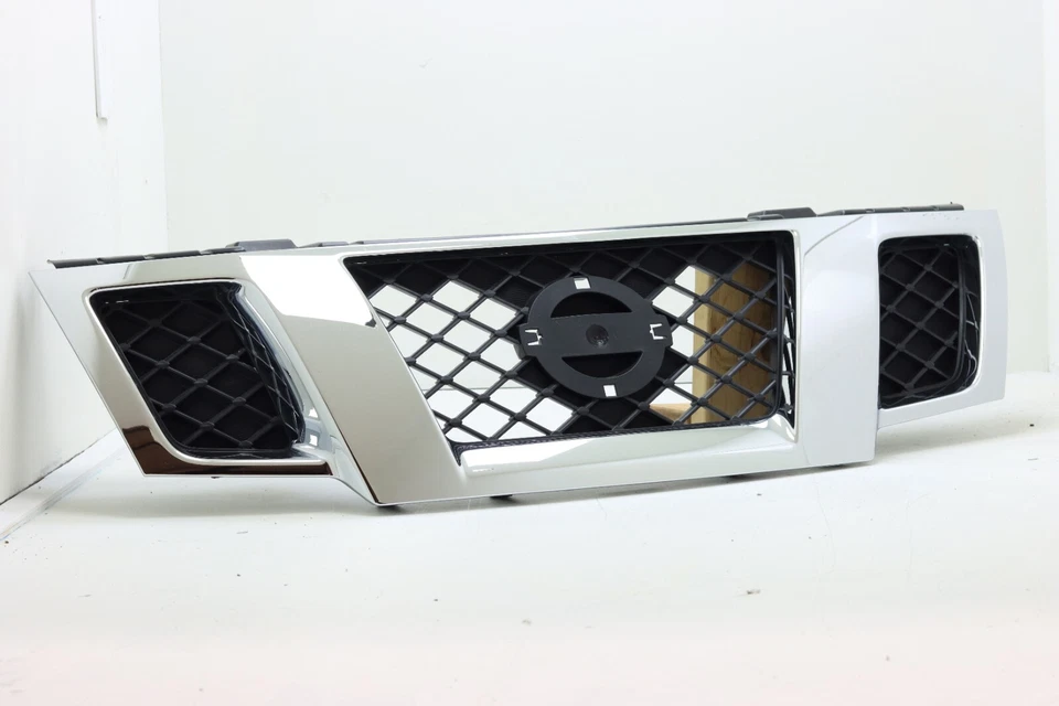 REJILLA CROMADA NISSAN FRONTIER 2010-2019 SIN EMBLEMA CENTRAL NISSAN 62310-9BA0A Foto 3 de 4