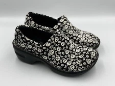 Women’s BOC Peggy Skull & Crossbones Print Comfort Clogs Size 6 EUC!