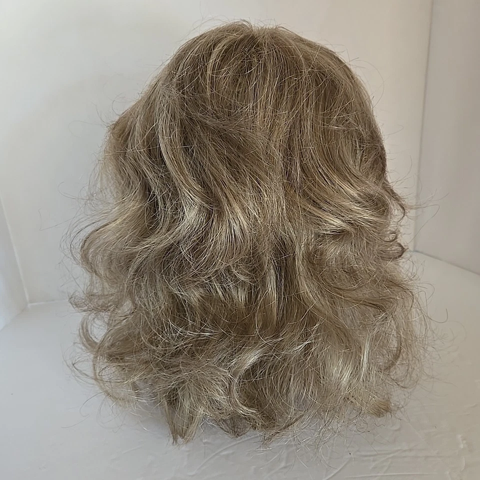 Peluca Estetica Designs para mujer rubia mediana ajustable Foto 3 de 4