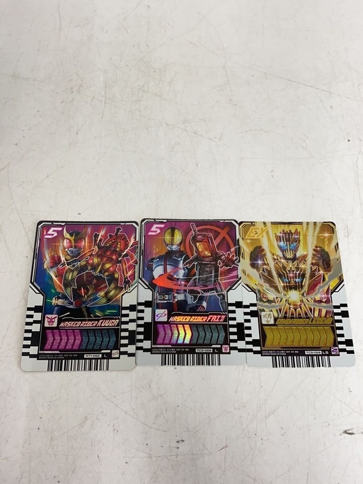 Bandai Kamen Rider Gatchard: DX Legend Driver & Legend Camelizer Set Giocattolo