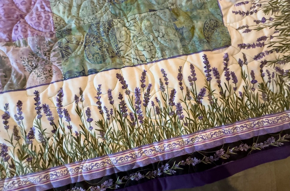 Edredón de batik y lavanda cosido a mano - cama king size (110" x 102") (acolchado a máquina) Foto 4 de 4