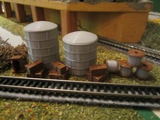 SP1051 Spur N Siloanlage Ölbunker, Stückgut, Kabeltrommeln und Latrine