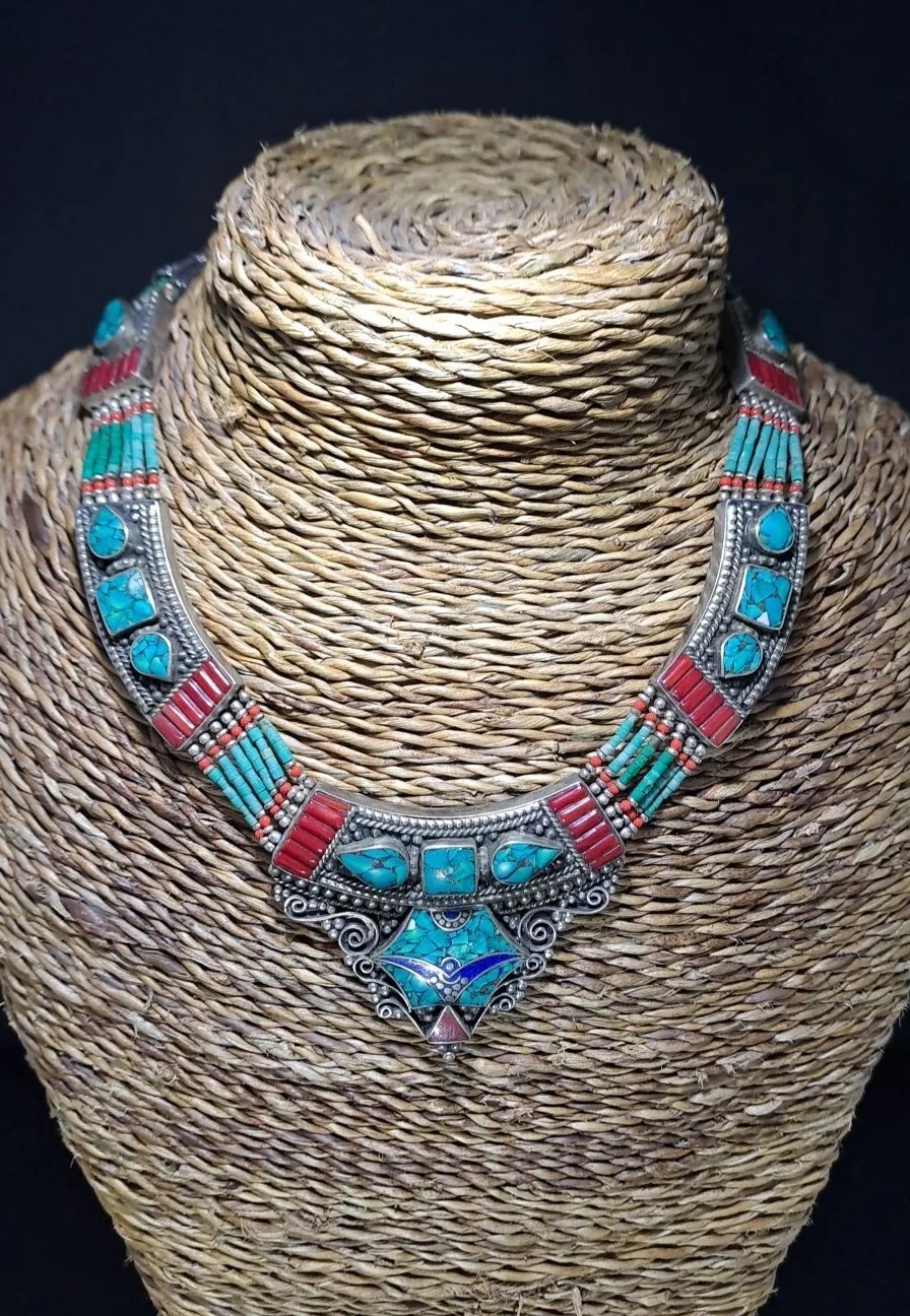 Collier tibétain artisanal EthnicPro.05 en pierres naturelles le cadeau d'anniversaire idéal pour elle