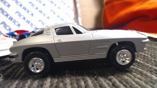 2 Slot Cars Complete & Two Slot Car Bodies 1963 Corvette & 3 Others.... Scale ? - Picture 3 of 7