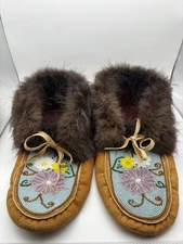 VTG new Beaded Moccasins w/ fur by Alaskan  artist Lorraine Titus, Men's size 12