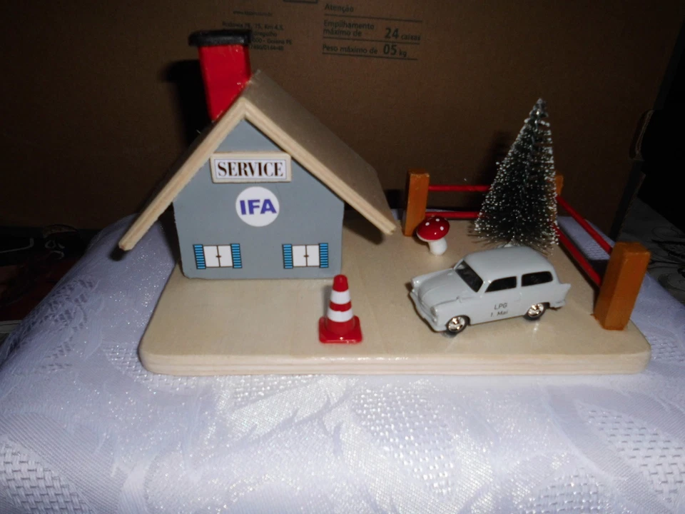 RÄUCHERHAUS MIT PKW MODEL TRABANT 500 LPG 1. Mai - Bild 2 von 2