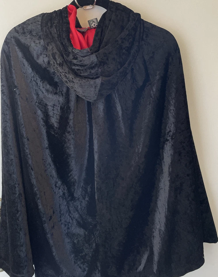 Manto de veludo preto com forro vermelho e capuz - Tamanho infantil 5/6 - Imagem 3 de 4