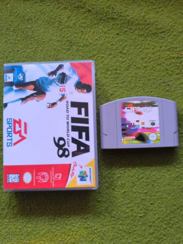 *Nintendo 64 N64* FIFA 98 + Universal Game Case - PAL - Afbeelding 1 van 2