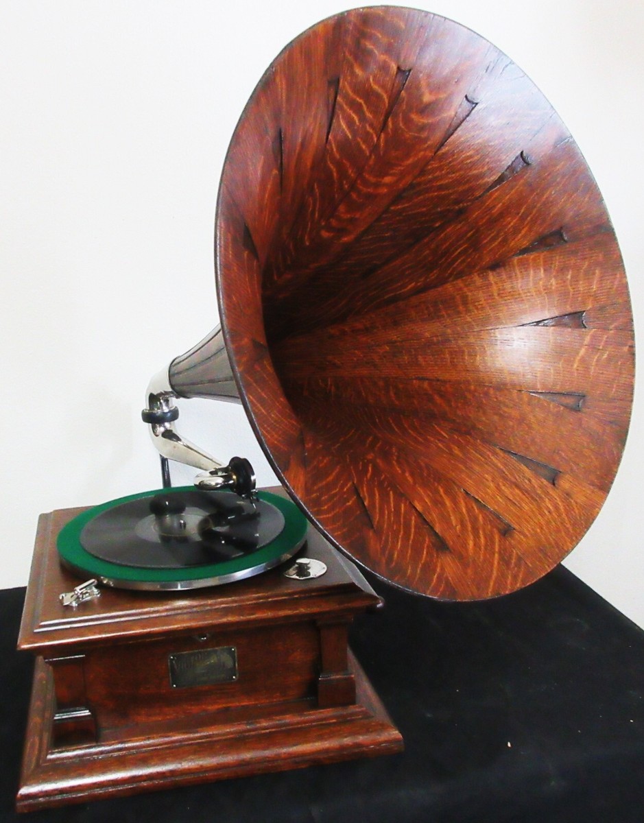 Victor V Phonograph with Original Oak Spear Tip Horn circa 1905