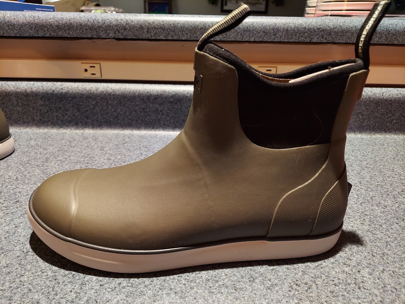 NEW Huk Men's Rogue Wave Boots US 9, Moss Green, Rain Boots, Waterproof