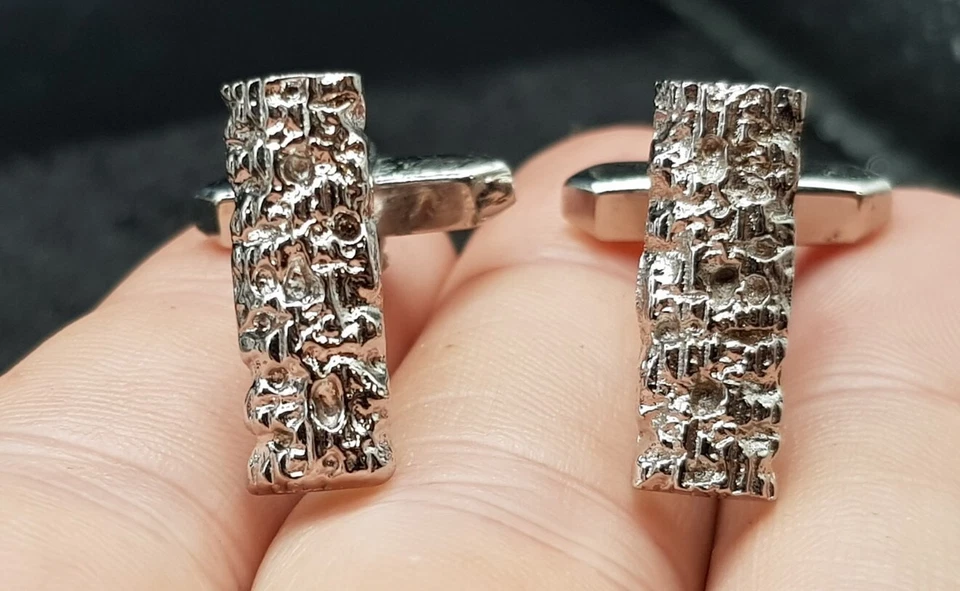 Par de gemelos plateados vintage estilo mediados de siglo - diseño efecto corteza de árbol Foto 2 de 4