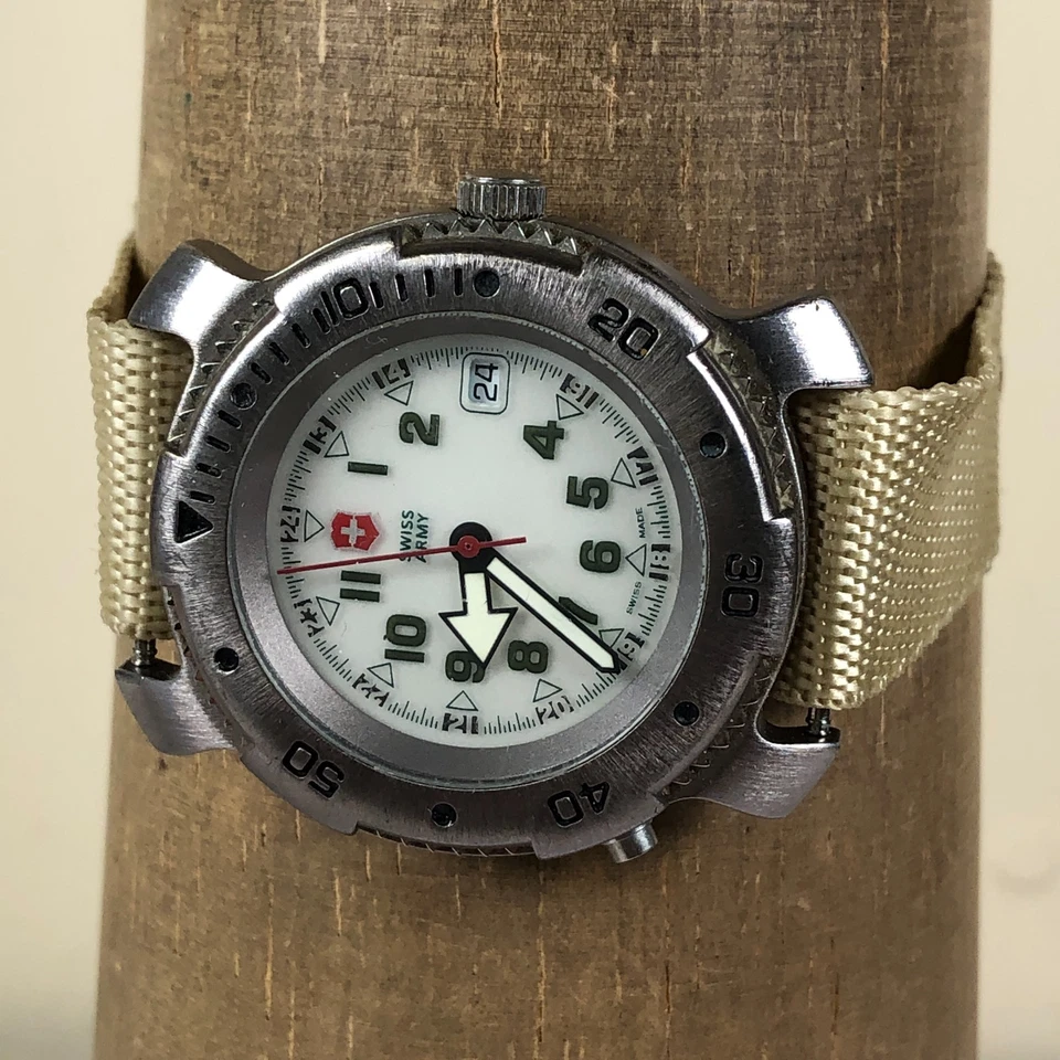 Reloj analógico de cuarzo con correa de nailon beige fecha militar del ejército suizo para hombre 7 3/4" Foto 2 de 4