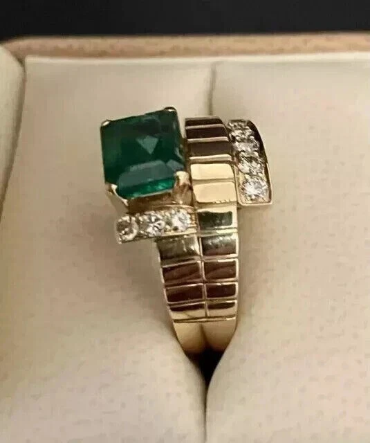 Anillo de cóctel aniversario esmeralda simulada de 2,25 quilates enchapado en oro amarillo de 14 k Foto 4 de 4