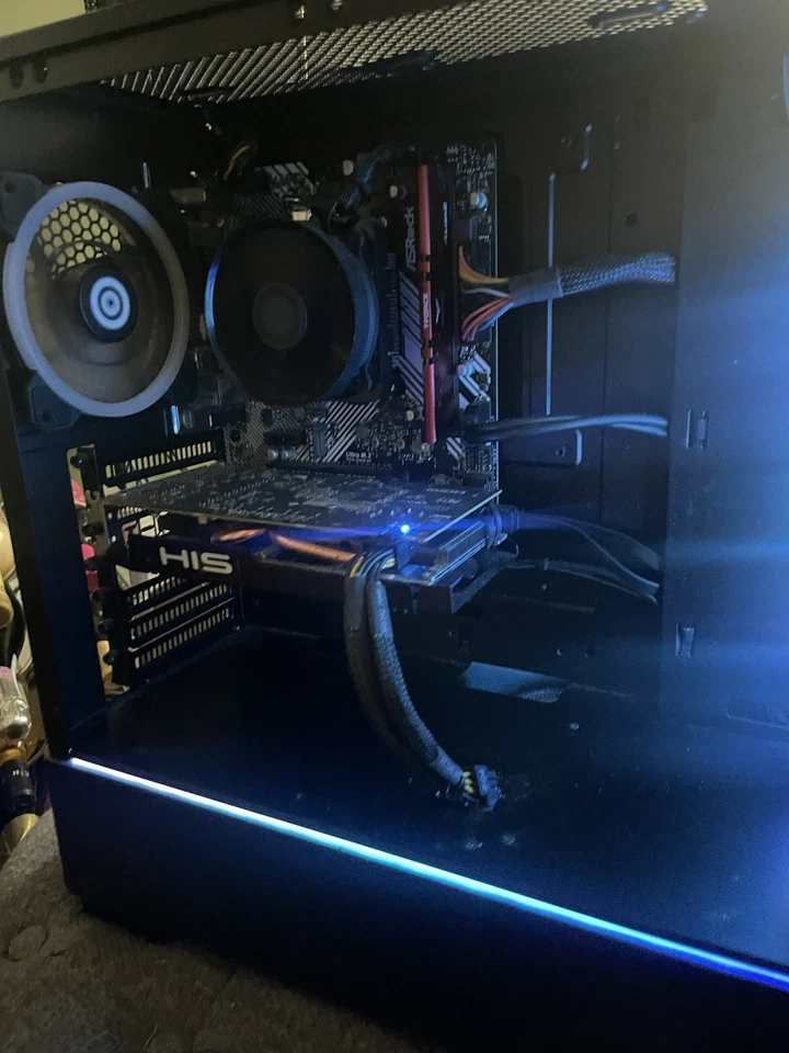 PC de escritorio para juegos Foto 3 de 4