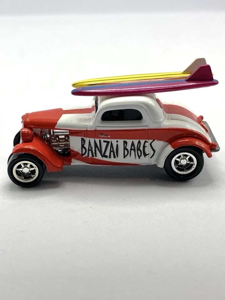 Cañas de surf Johnny Lightning Banzai Babes 1:64 rojo y blanco Ford 1934 Foto 3 de 4