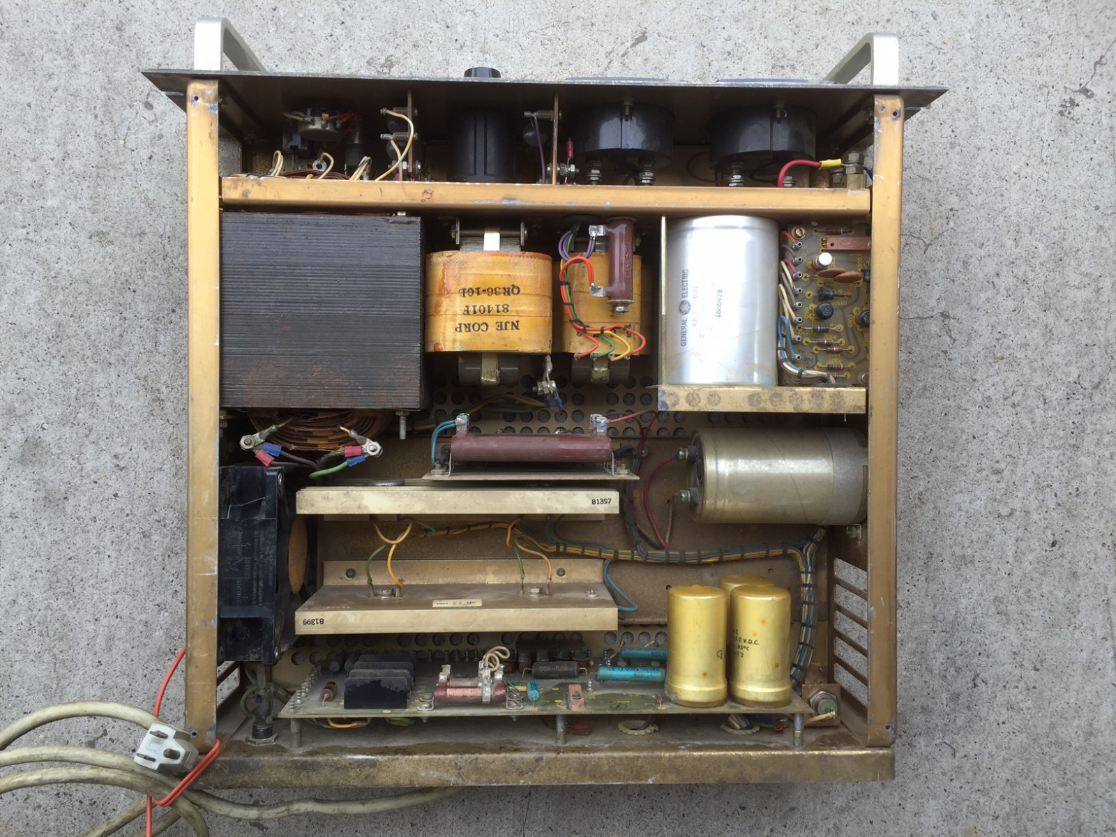 NJE Power Terminal Model QR 36-10, 0-36VDC, 0-10AMP