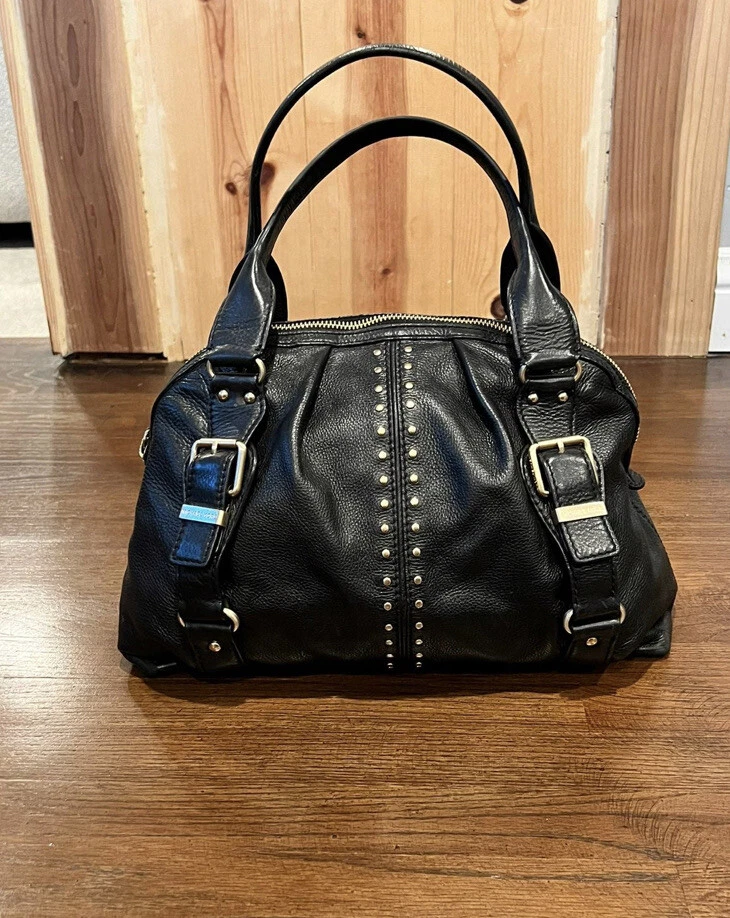 Cartera Bedford Michael Kors de cuero negra con tachuelas Foto 3 de 4