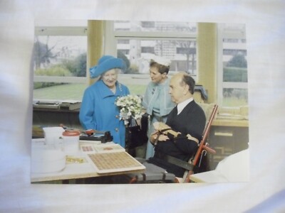 Original Photo Queen Mother Elizabeth visit Queen Alexandra Worthing 14.4.92 47