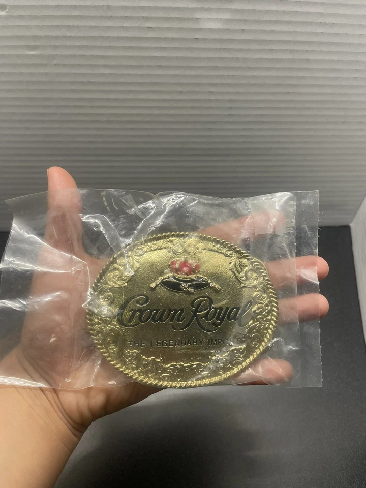 Hebilla de cinturón vintage Crown Royal 1994 House of Seagrams tono dorado Foto 3 de 4