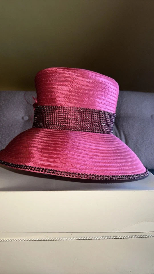 Vibrante sombrero de iglesia rosa satinado con diamantes de imitación y adornos de plumas  Foto 3 de 4