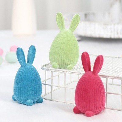 Weiche beflockte Textur auf Harz Osterhase und Ei für elegante Tischplattenopti