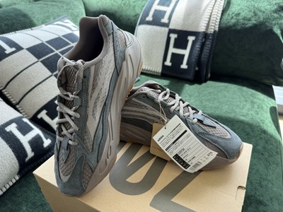yeezy 700 v2 mauve stockx