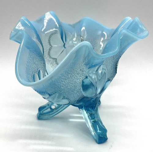 Antiguo cuenco rosa con patas con borde opalescente y margarita azul hielo Dugan Glass Co. - Imagen 3 de 11